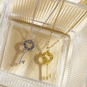 「鍵と時」ローマ数字チャームネックレス（ステンレス製） • 鍵型ペンダント｜ステンレス製